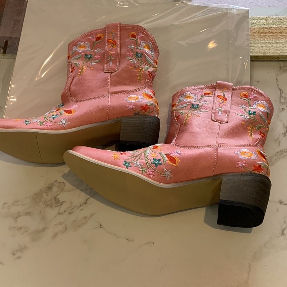 Heelchic Women’s Vintage Western Ankle Boots W/Embroidered Flowers - Picture 2 of 6